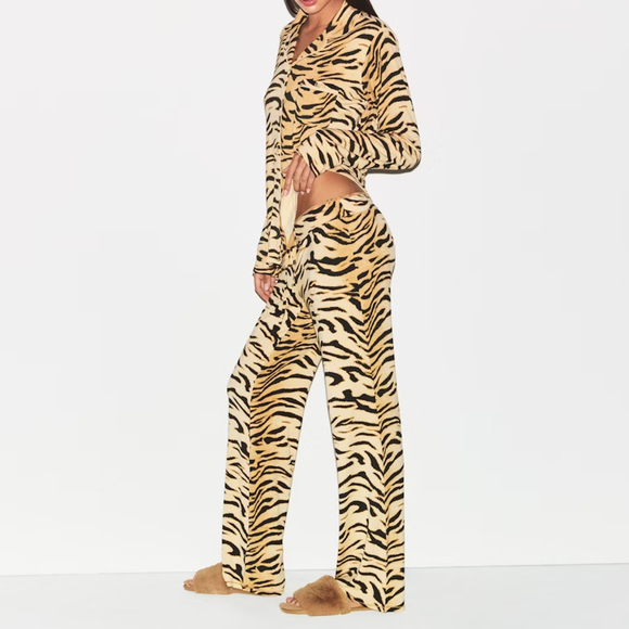 SKIMS SLEEP LONG SLEEVE BUTTON UP SET - Picture 5 of 10